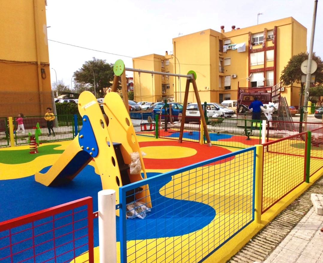 parque infantil con area biosaludable coria del rio