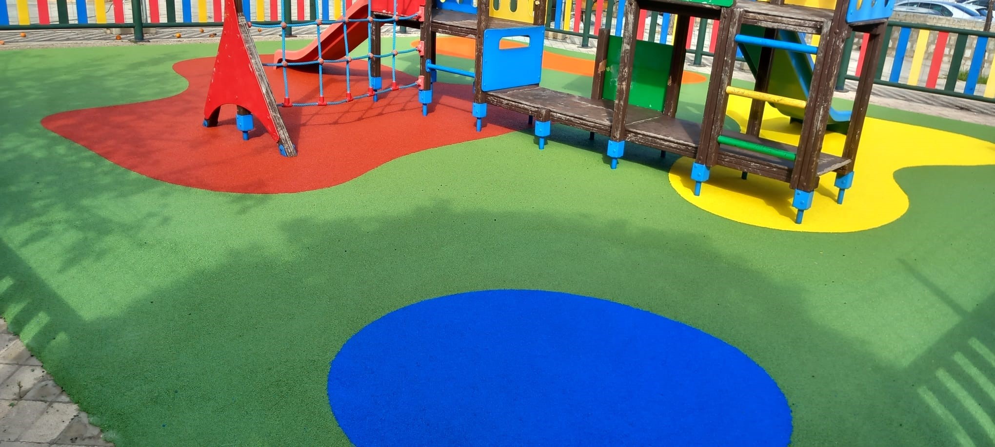 Empresa construcción suelos de caucho EPDM parques infantiles en Las Palmas  y Santa Cruz de Tenerife, Madrid y Valencia. Suelos pavimentos parques  infantiles